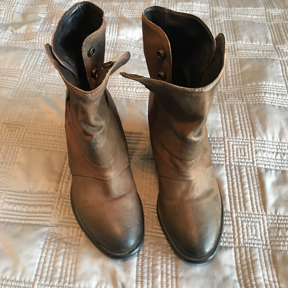 Brown Leather Mia boots size 38.
